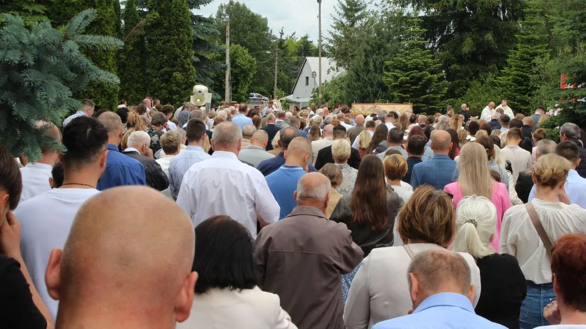 Wierni wyszli na ulice Ostrowi. Procesje Bożego Ciała przyciągnęły tłumy