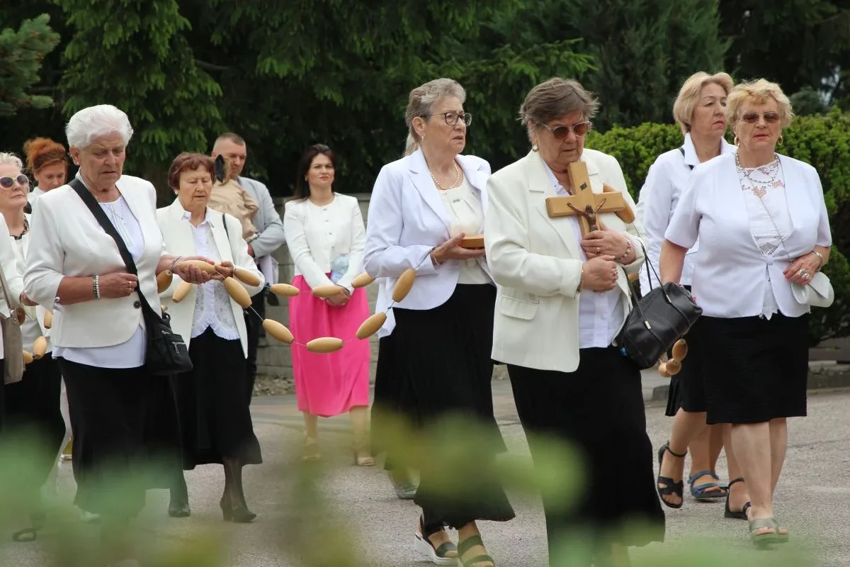 Wierni wyszli na ulice Ostrowi. Procesje Bożego Ciała przyciągnęły tłumy