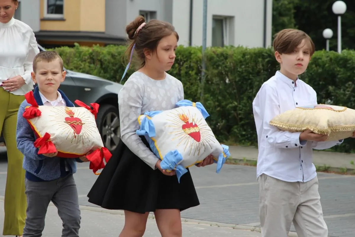 Wierni wyszli na ulice Ostrowi. Procesje Bożego Ciała przyciągnęły tłumy