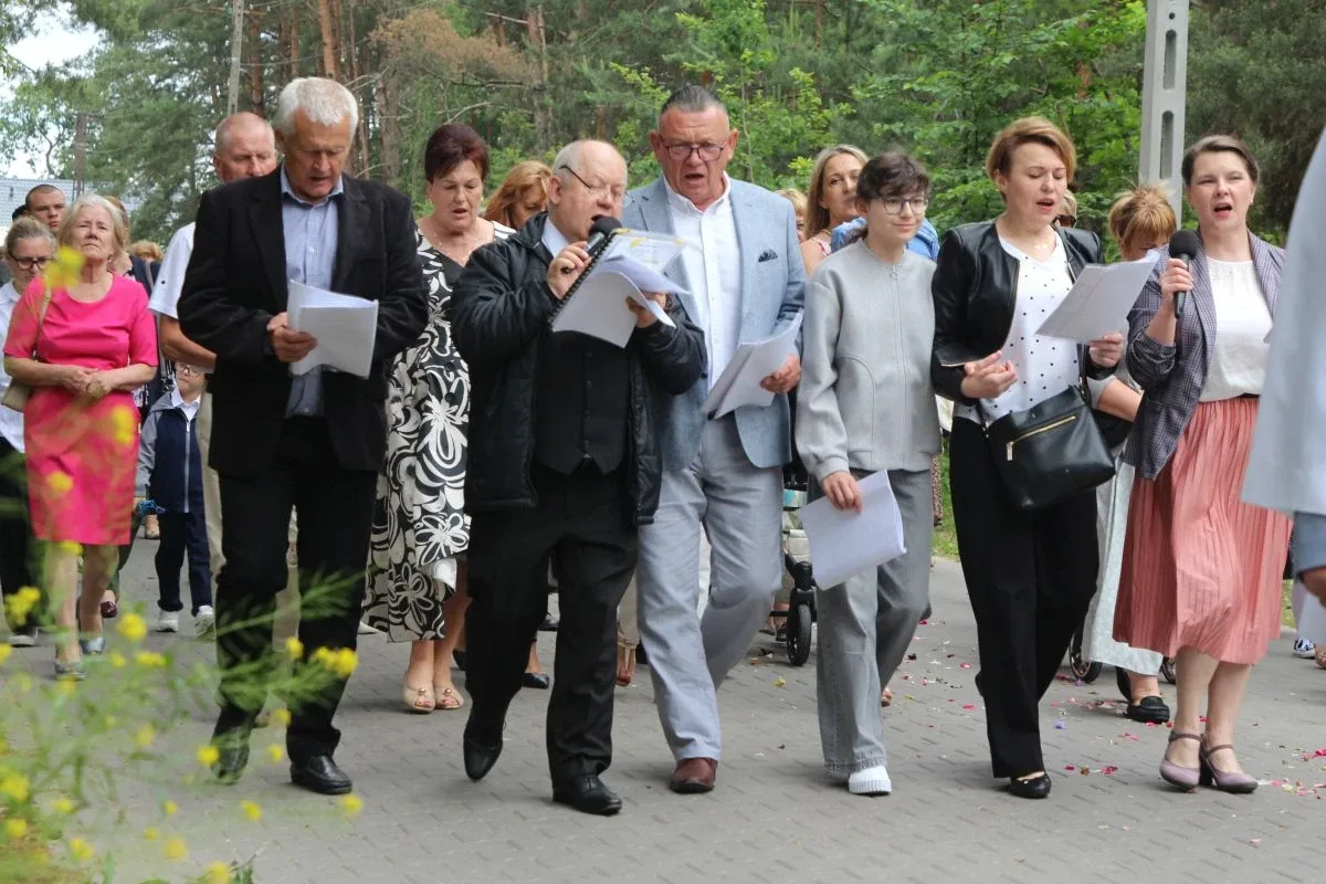 Wierni wyszli na ulice Ostrowi. Procesje Bożego Ciała przyciągnęły tłumy