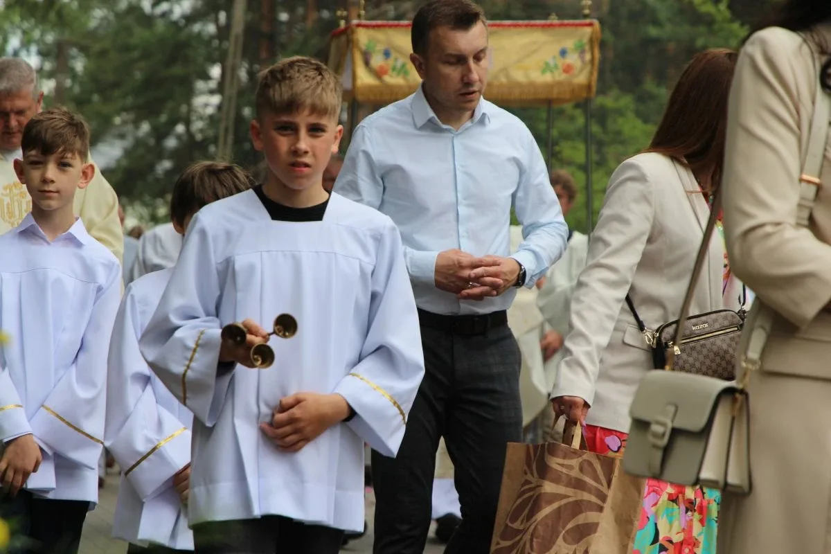 Wierni wyszli na ulice Ostrowi. Procesje Bożego Ciała przyciągnęły tłumy