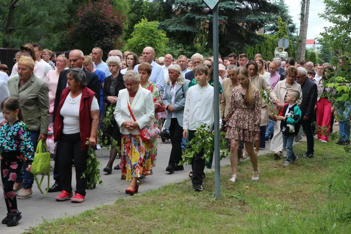 Wierni wyszli na ulice Ostrowi. Procesje Bożego Ciała przyciągnęły tłumy