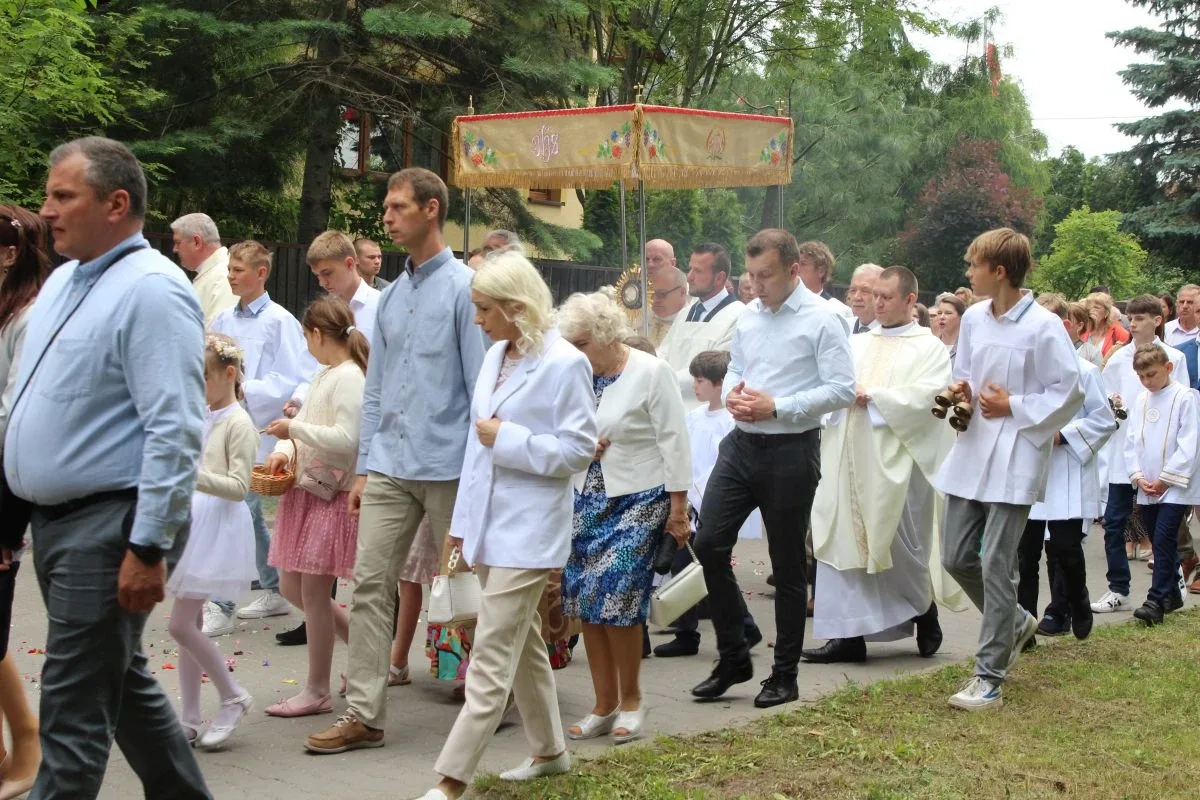 Wierni wyszli na ulice Ostrowi. Procesje Bożego Ciała przyciągnęły tłumy