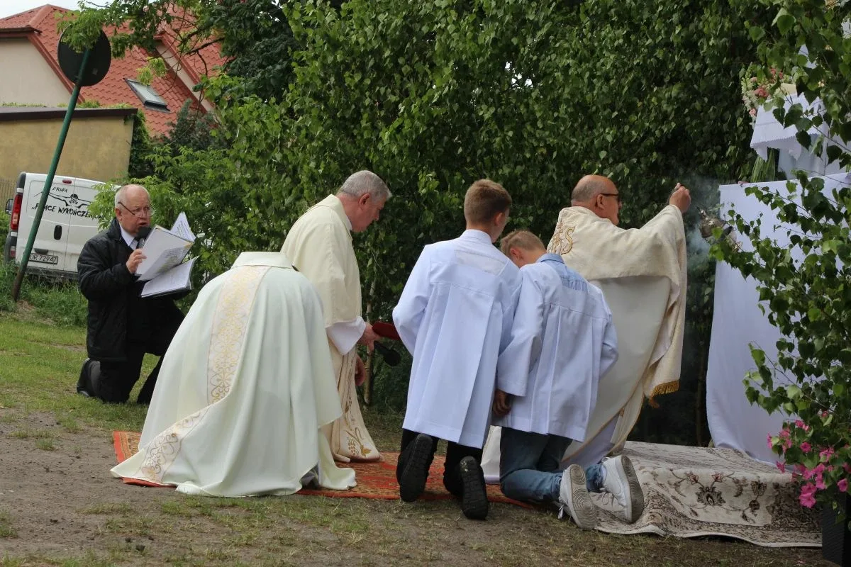 Wierni wyszli na ulice Ostrowi. Procesje Bożego Ciała przyciągnęły tłumy