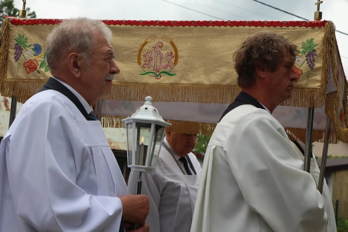 Wierni wyszli na ulice Ostrowi. Procesje Bożego Ciała przyciągnęły tłumy