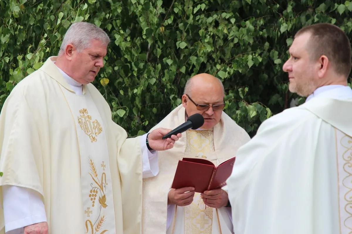Wierni wyszli na ulice Ostrowi. Procesje Bożego Ciała przyciągnęły tłumy
