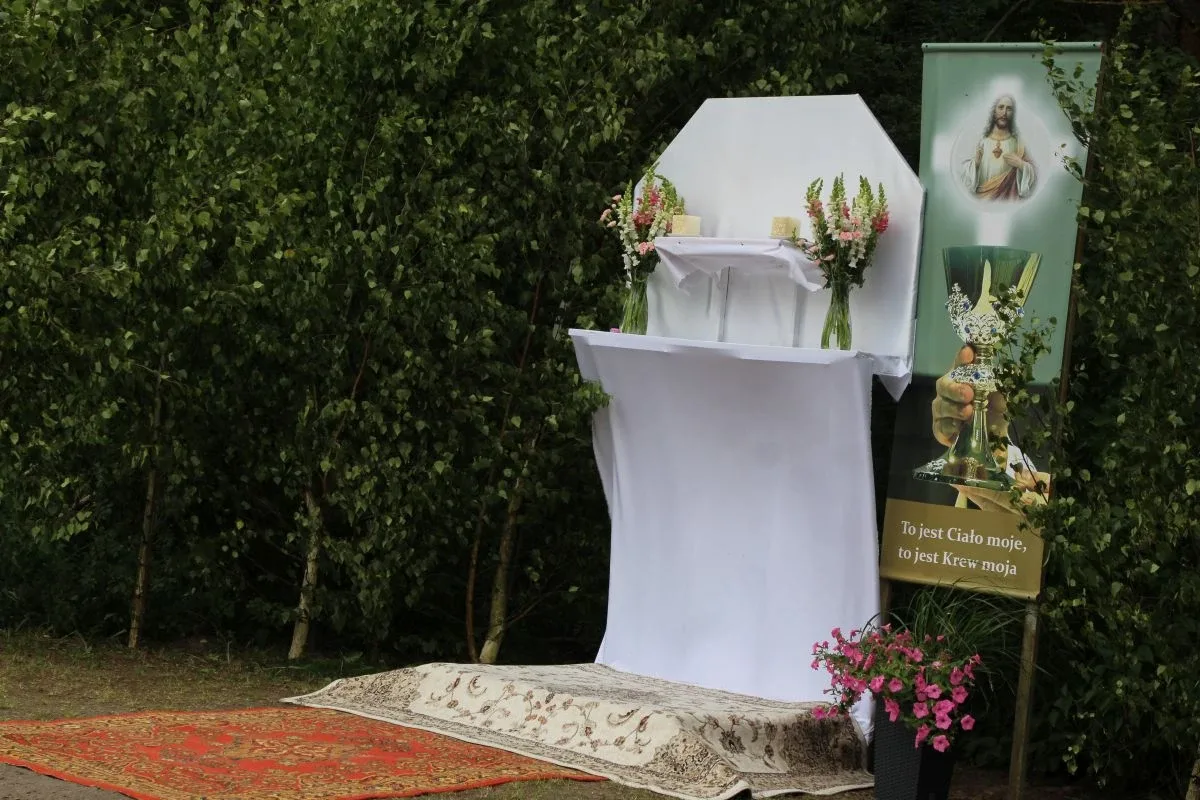 Wierni wyszli na ulice Ostrowi. Procesje Bożego Ciała przyciągnęły tłumy