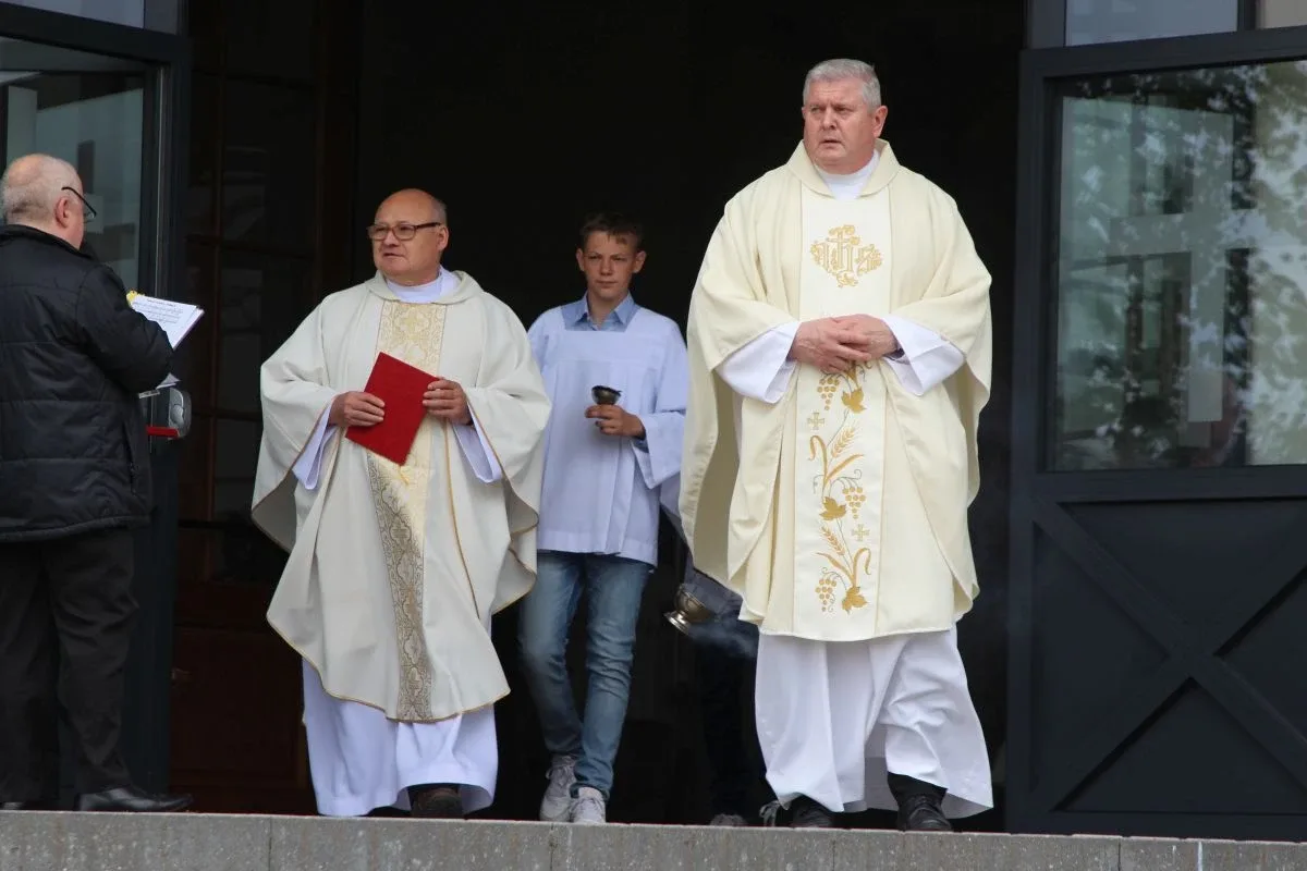 Wierni wyszli na ulice Ostrowi. Procesje Bożego Ciała przyciągnęły tłumy