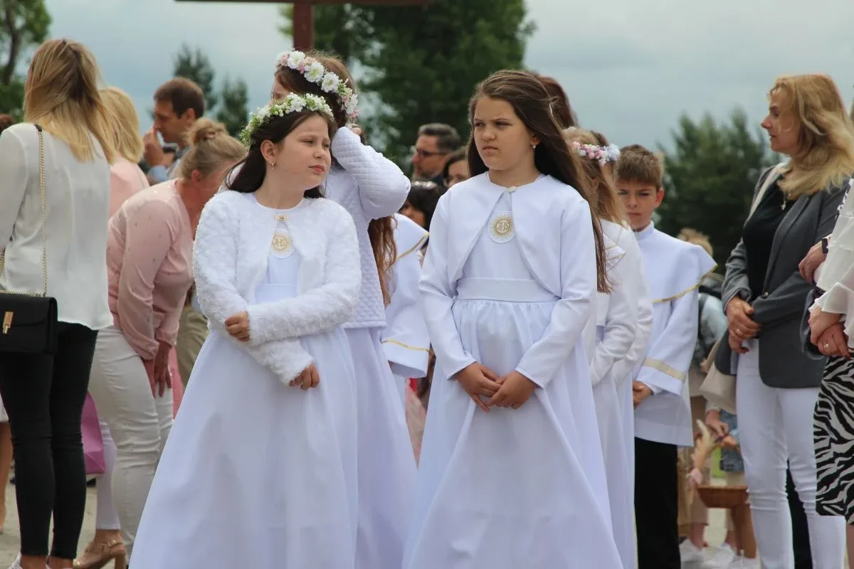 Wierni wyszli na ulice Ostrowi. Procesje Bożego Ciała przyciągnęły tłumy