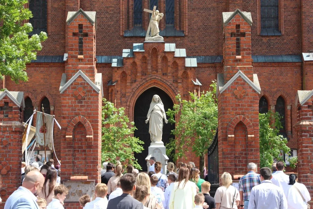 Wierni wyszli na ulice Ostrowi. Procesje Bożego Ciała przyciągnęły tłumy