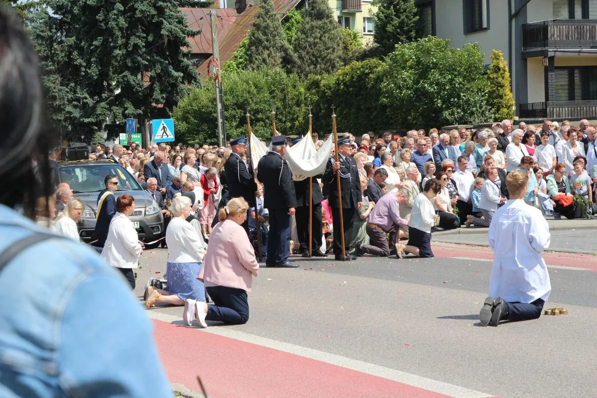 Wierni wyszli na ulice Ostrowi. Procesje Bożego Ciała przyciągnęły tłumy