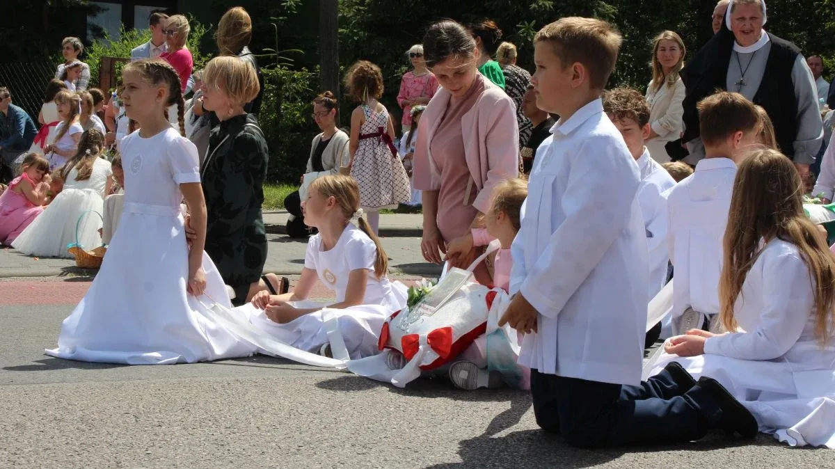 Wierni wyszli na ulice Ostrowi. Procesje Bożego Ciała przyciągnęły tłumy