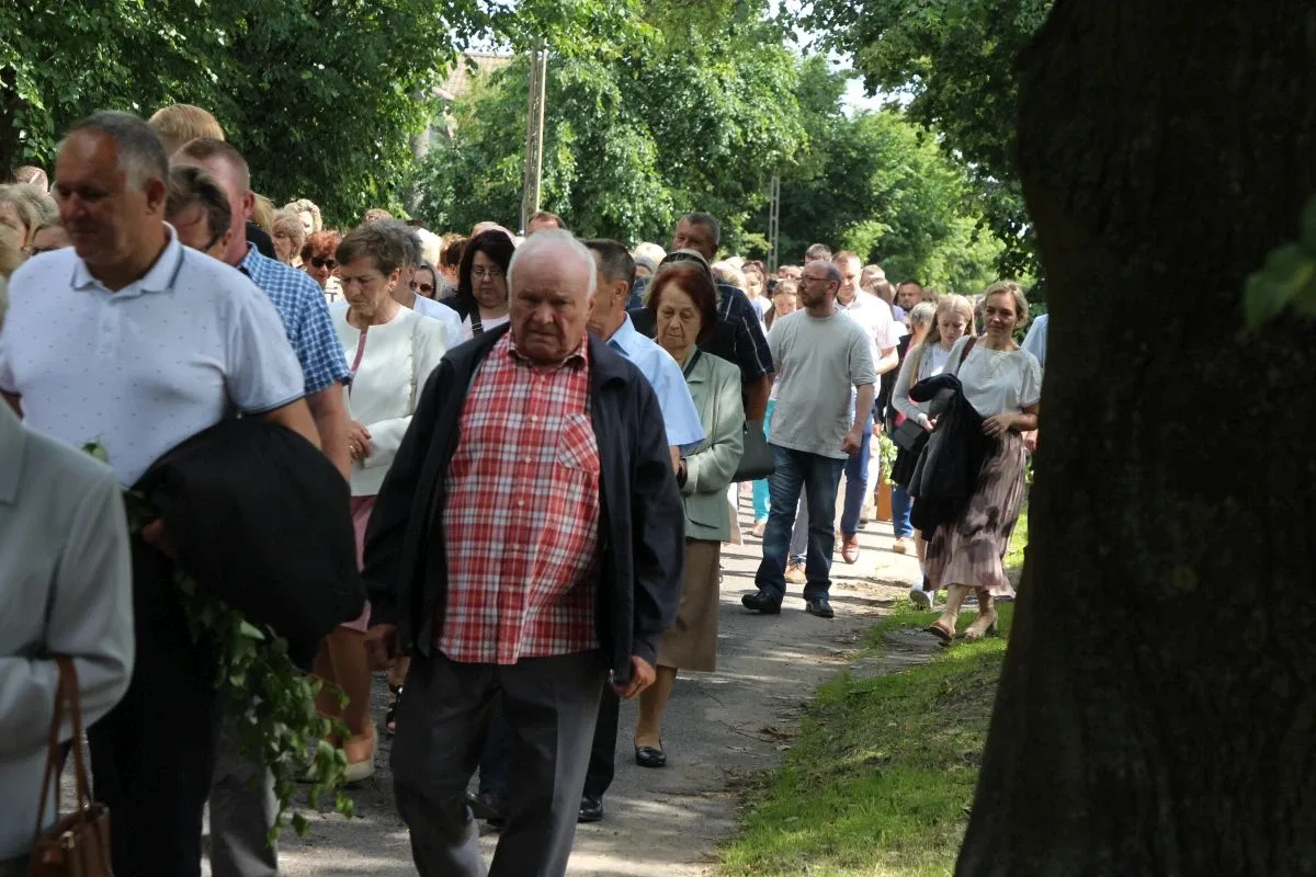 Wierni wyszli na ulice Ostrowi. Procesje Bożego Ciała przyciągnęły tłumy
