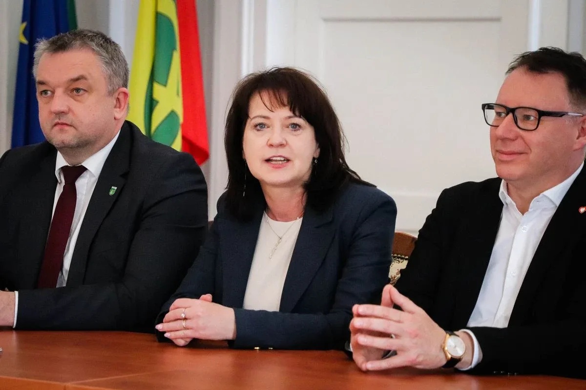 11 mln złotych na remonty dróg! W ostrowskim ratuszu podpisano umowy (zdjęcia)