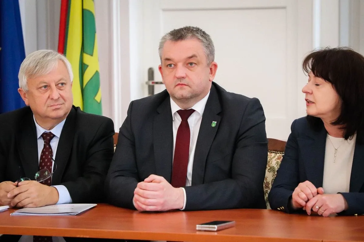 11 mln złotych na remonty dróg! W ostrowskim ratuszu podpisano umowy (zdjęcia)
