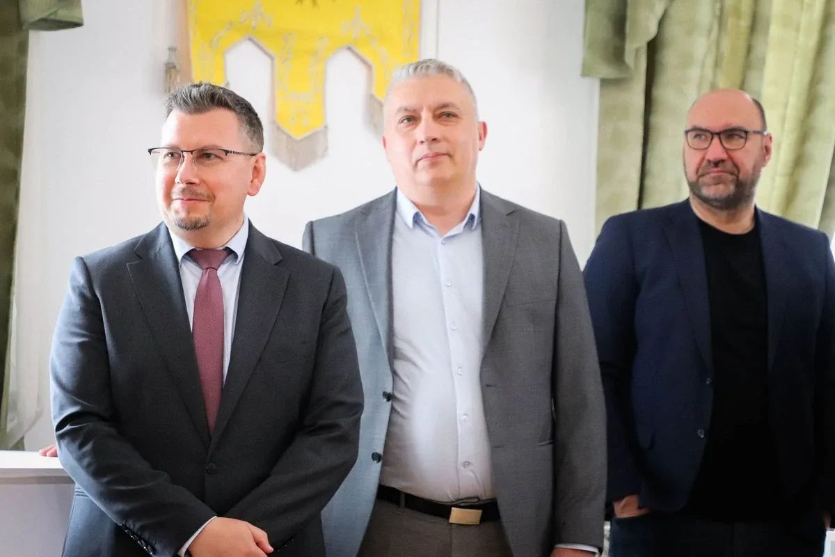 11 mln złotych na remonty dróg! W ostrowskim ratuszu podpisano umowy (zdjęcia)