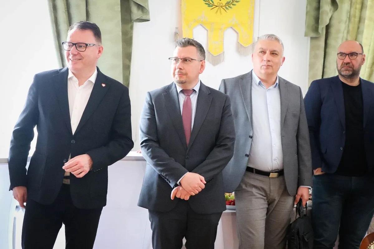11 mln złotych na remonty dróg! W ostrowskim ratuszu podpisano umowy (zdjęcia)
