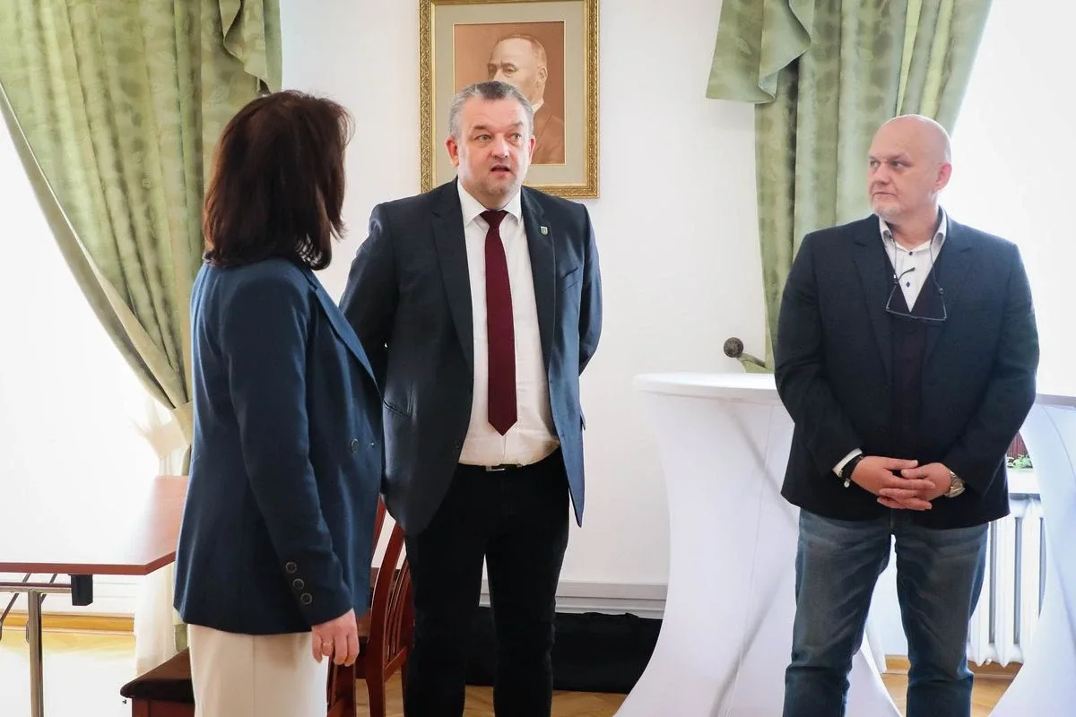 11 mln złotych na remonty dróg! W ostrowskim ratuszu podpisano umowy (zdjęcia)