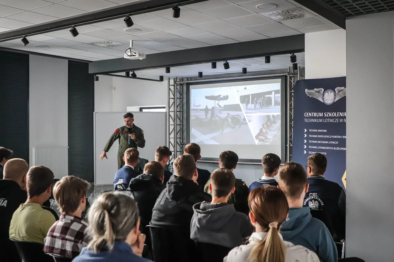 Droga do kokpitu F-16. Inspirujące spotkanie z majorem Maciejem Krakowianem (zdjęcia)