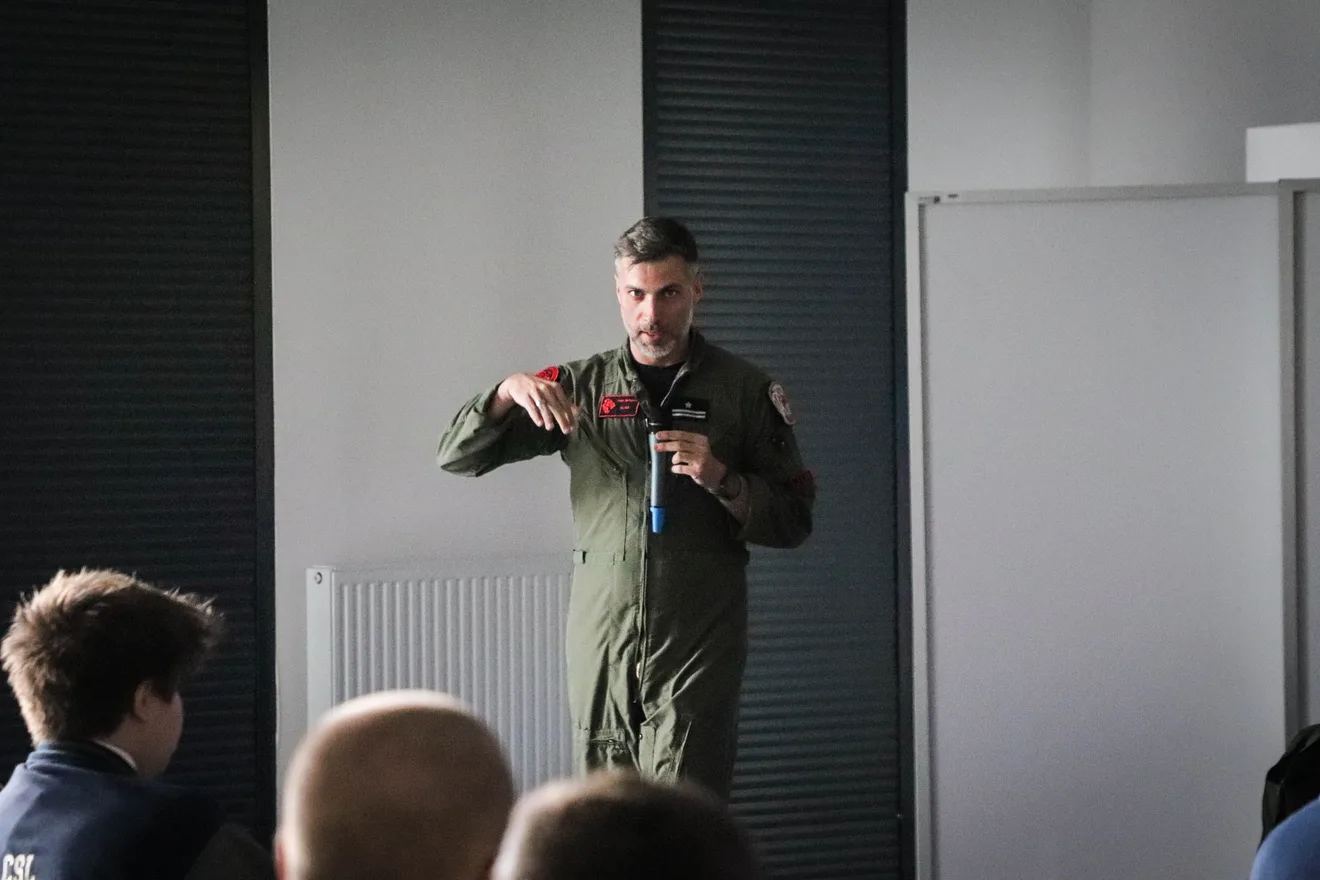 Droga do kokpitu F-16. Inspirujące spotkanie z majorem Maciejem Krakowianem (zdjęcia)