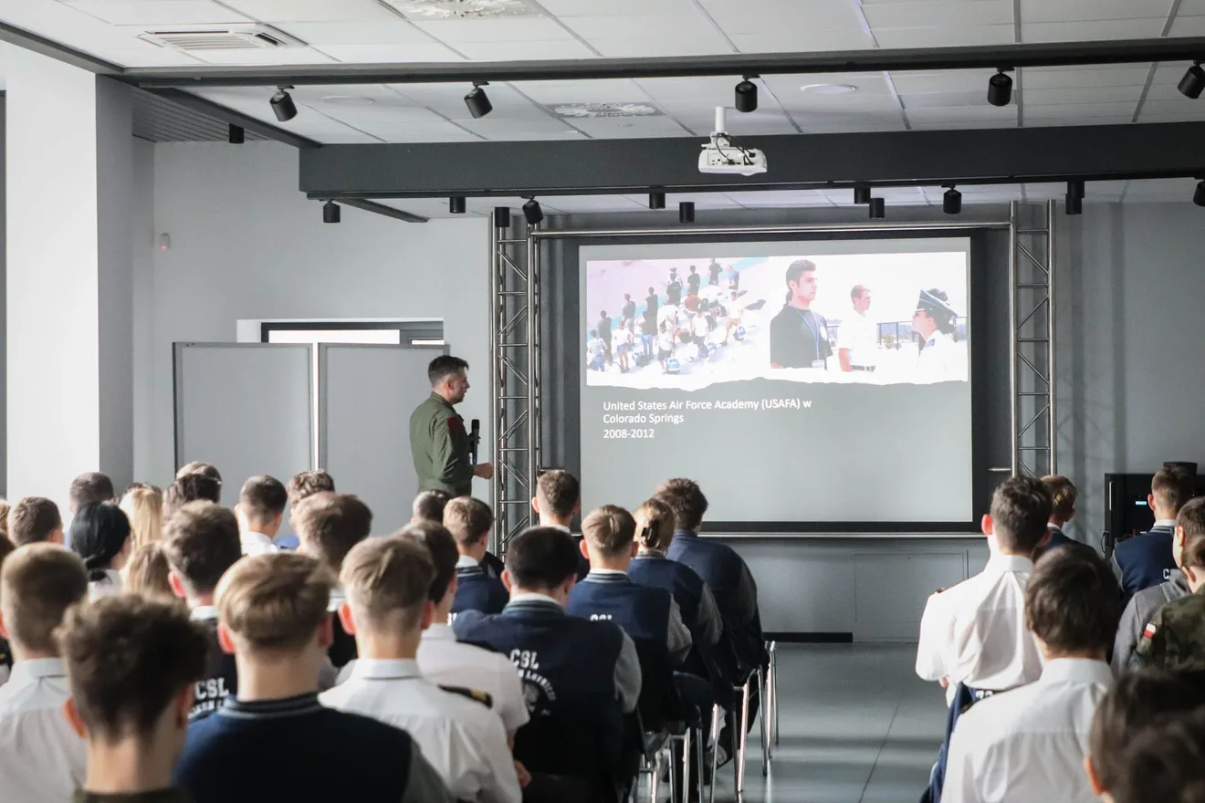 Droga do kokpitu F-16. Inspirujące spotkanie z majorem Maciejem Krakowianem (zdjęcia)