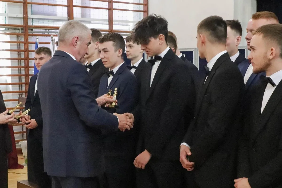 Zakończenie szkolnej podróży. Maturzyści ZSCKR w Starym Lubiejewie żegnają szkołę (zdjęcia)