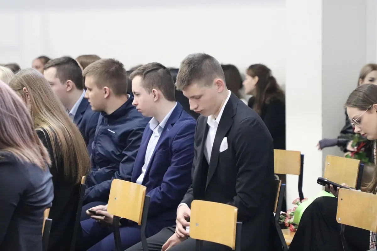 Abiturienci z ostrowskiego "Rubinka" pożegnali szkołę (zdjęcia)