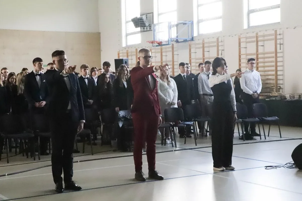 Maturzyści "Koperniczka" zakończyli naukę w liceum (zdjęcia)