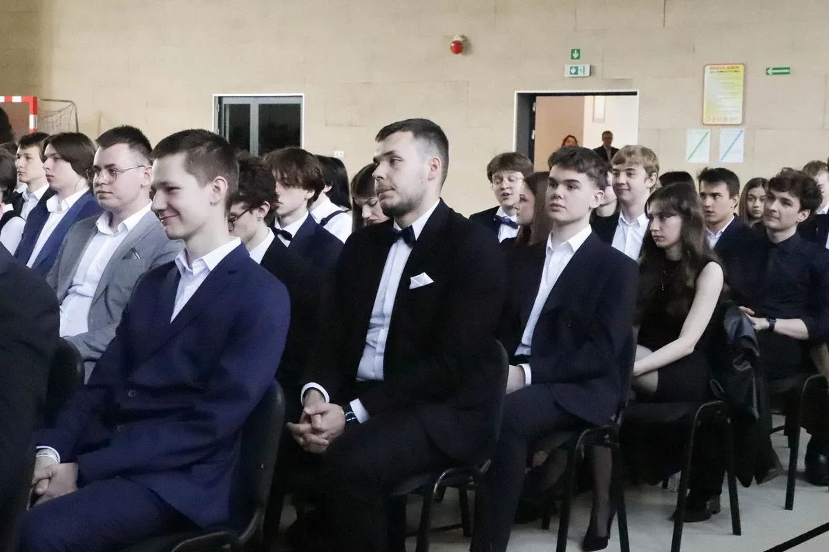 Maturzyści "Koperniczka" zakończyli naukę w liceum (zdjęcia)