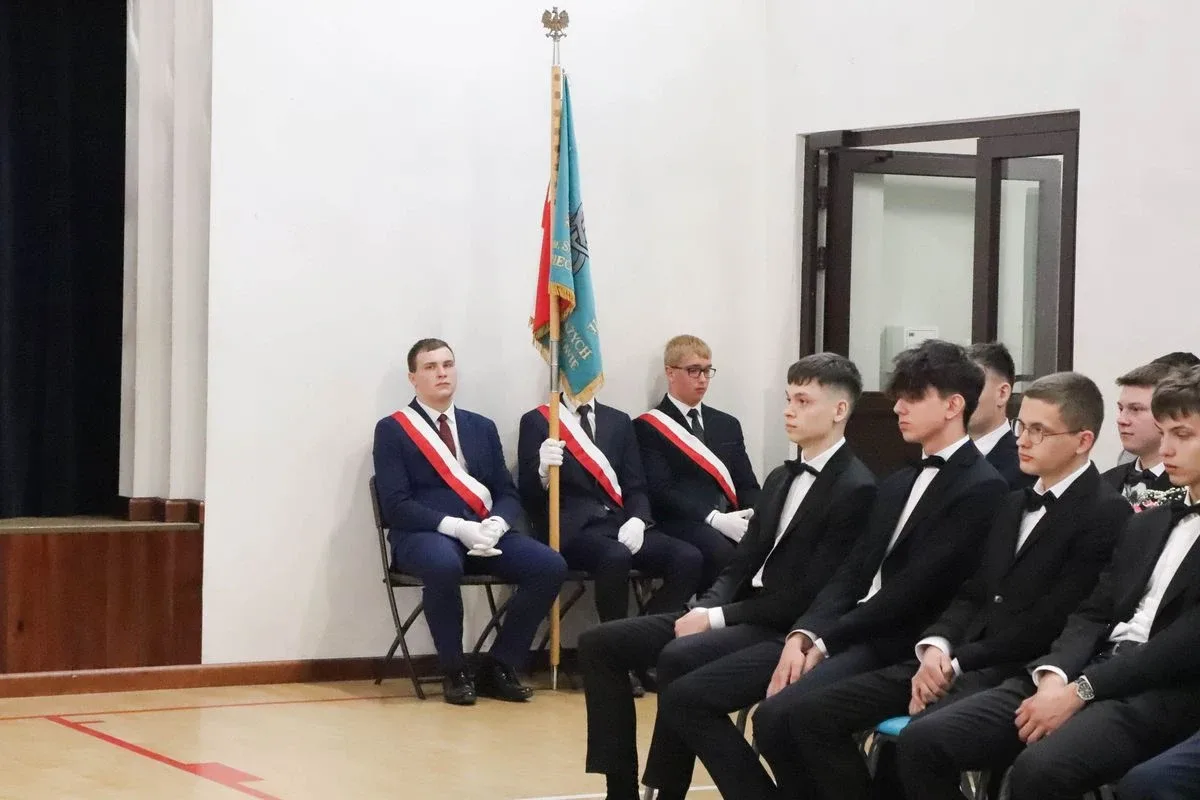 Zakończenie szkolnej podróży. Maturzyści ZSCKR w Starym Lubiejewie żegnają szkołę (zdjęcia)