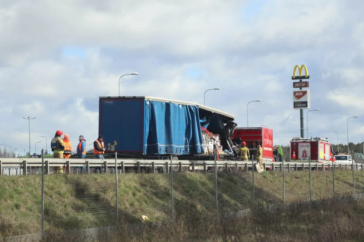 Tragiczne zderzenie trzech ciężarówek na S8. Jedna osoba nie żyje (zdjęcia)