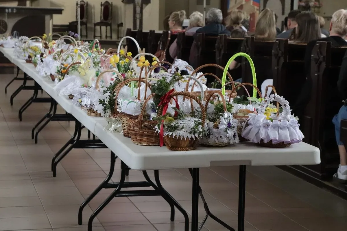 Poświęcenie pokarmów wielkanocnych. Tradycja i symbolika w ostrowskich parafiach (zdjęcia)