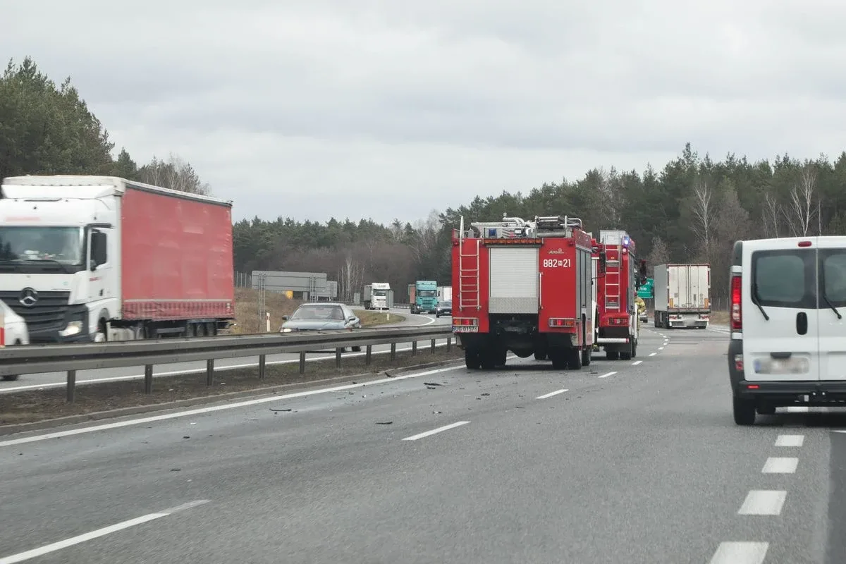 Wypadek na S8. Zderzenie osobówki z ciężarówką! (zdjęcia)