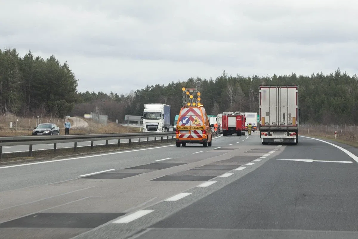 Wypadek na S8. Zderzenie osobówki z ciężarówką! (zdjęcia)