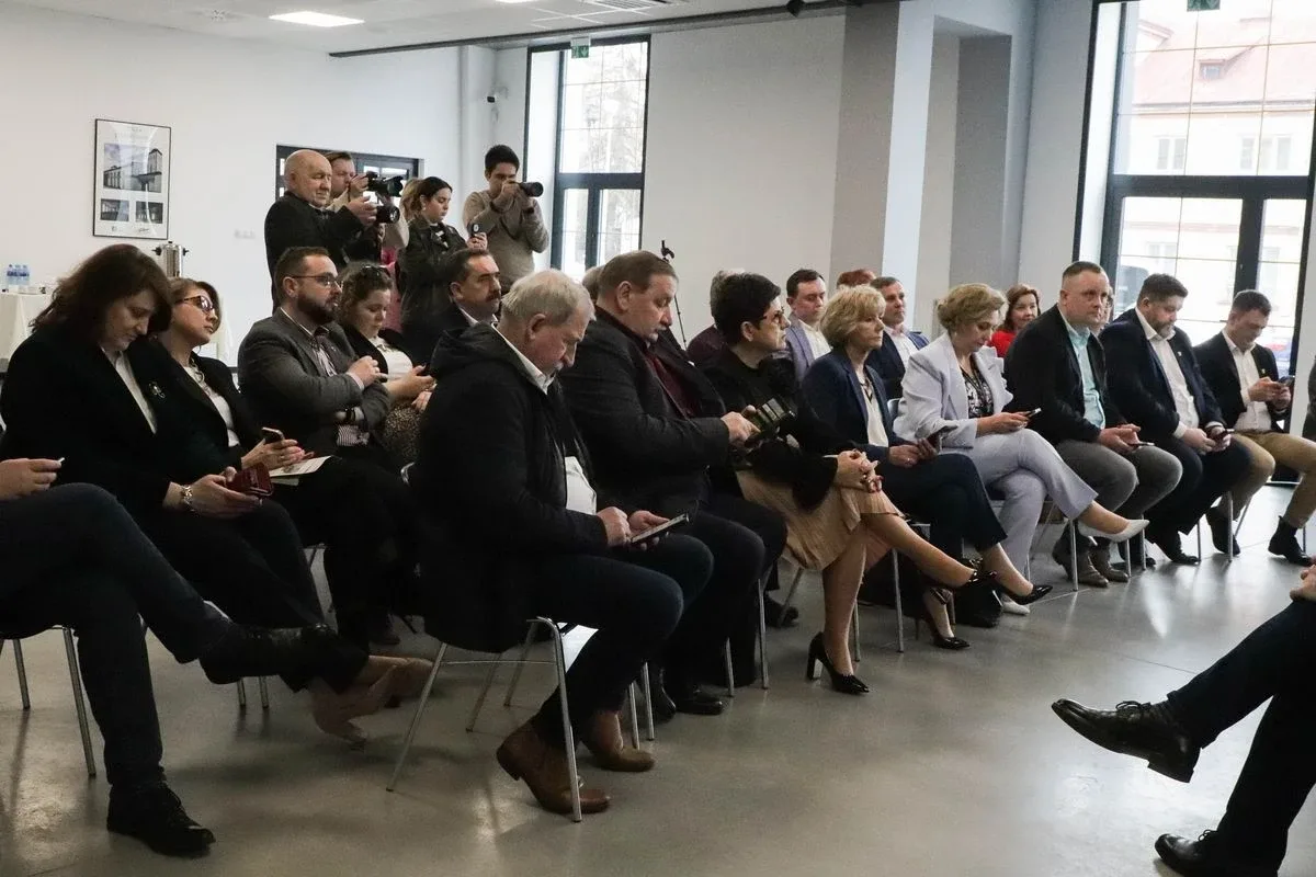 Ostrów Mazowiecka na mapie samorządowych debat. Spotkanie w ramach inicjatywy "Samorządy Naprzód" (zdjęcia)