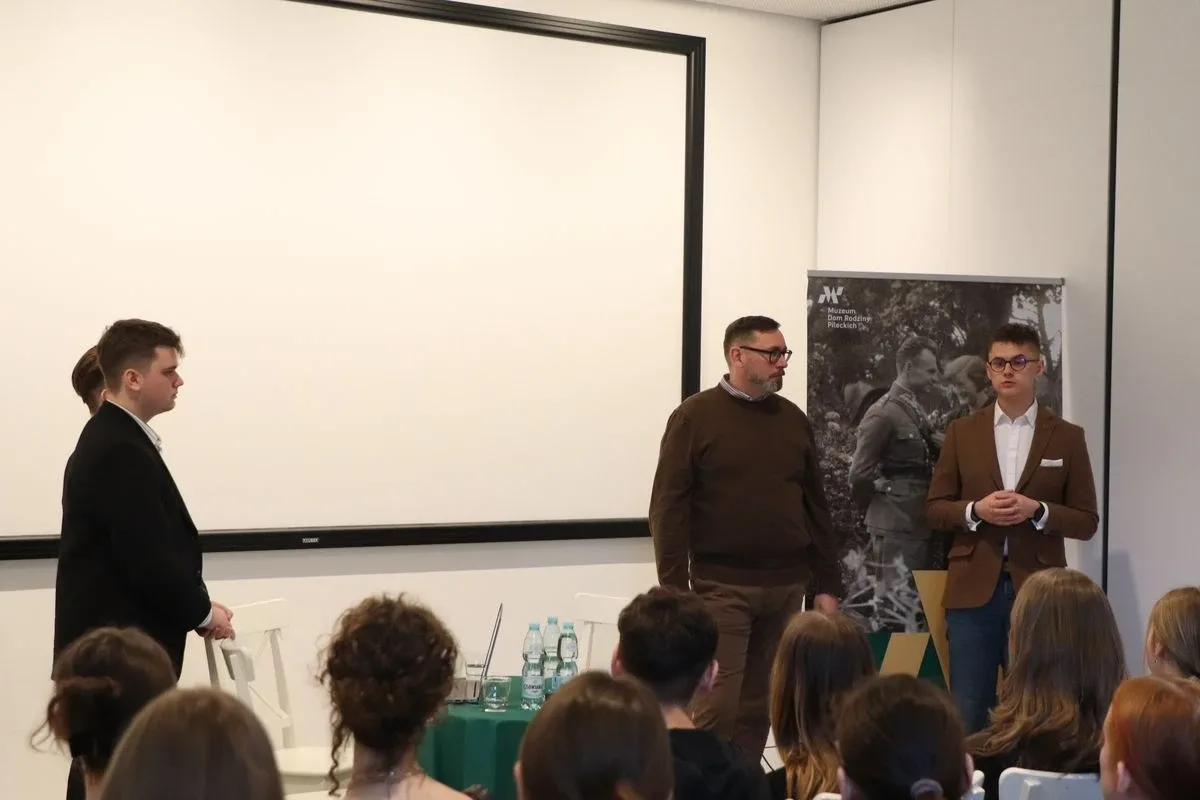 Młodzi rozmawiali o Zbrodni Katyńskiej. Spotkanie pełne refleksji (zdjęcia)