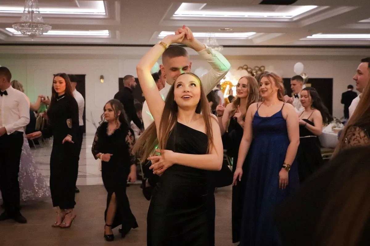 Maturzyści "Rubinka" bawią się na balu w Maciejowej Chacie (zdjęcia, wideo)