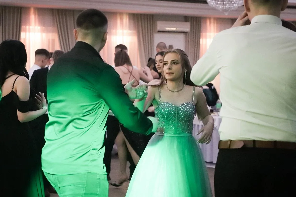 Maturzyści "Rubinka" bawią się na balu w Maciejowej Chacie (zdjęcia, wideo)