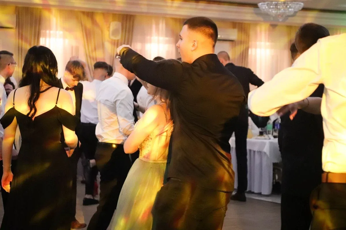Maturzyści "Rubinka" bawią się na balu w Maciejowej Chacie (zdjęcia, wideo)