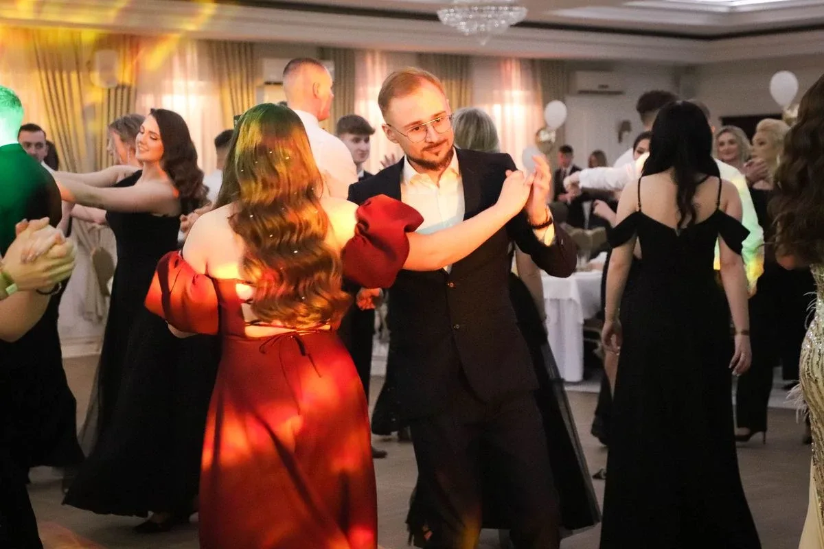 Maturzyści "Rubinka" bawią się na balu w Maciejowej Chacie (zdjęcia, wideo)