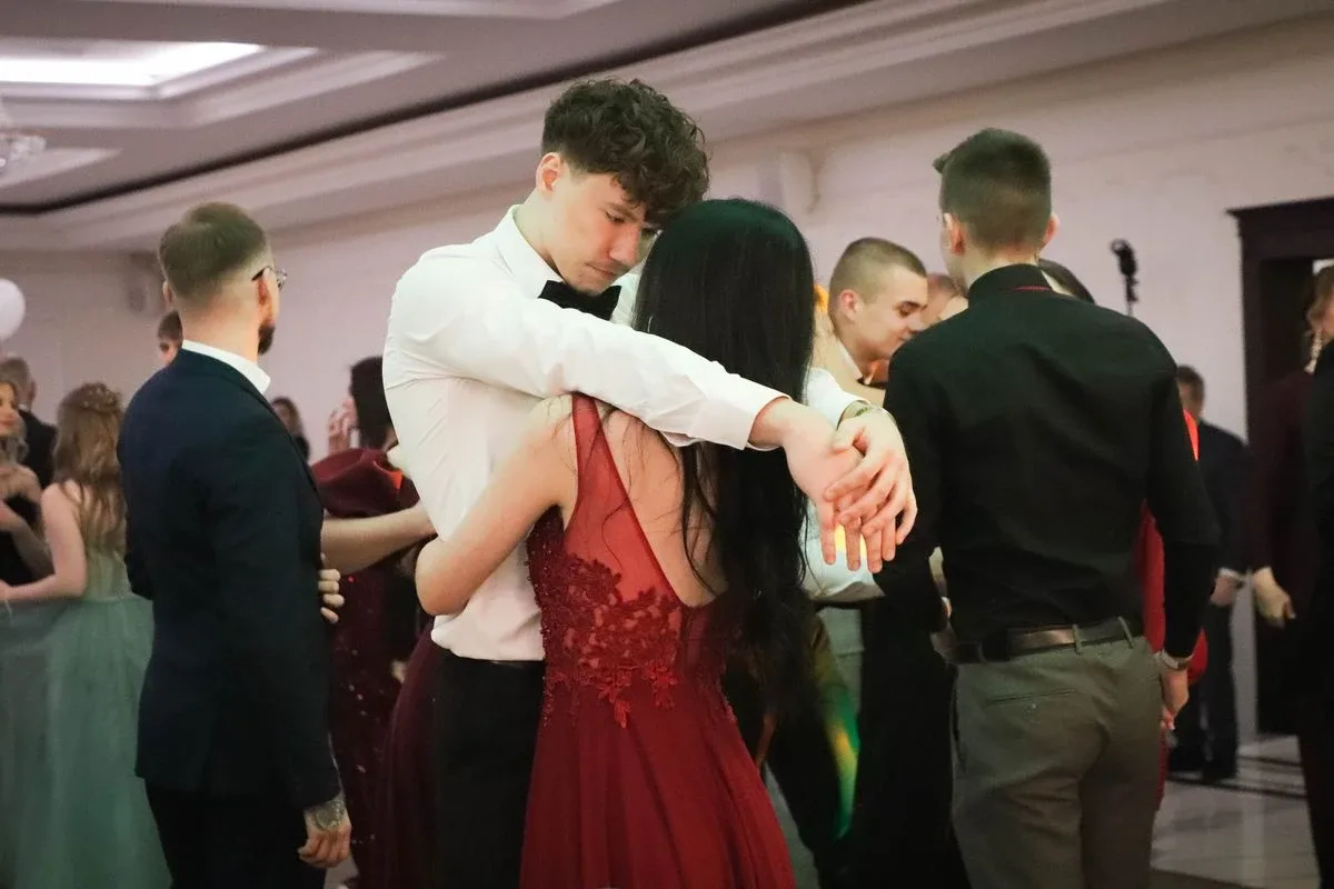 Maturzyści "Rubinka" bawią się na balu w Maciejowej Chacie (zdjęcia, wideo)