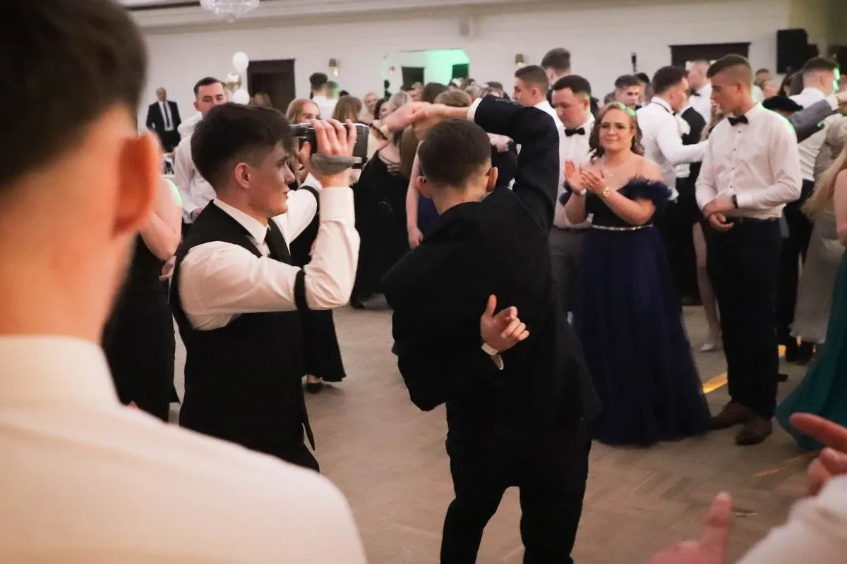 Maturzyści "Rubinka" bawią się na balu w Maciejowej Chacie (zdjęcia, wideo)