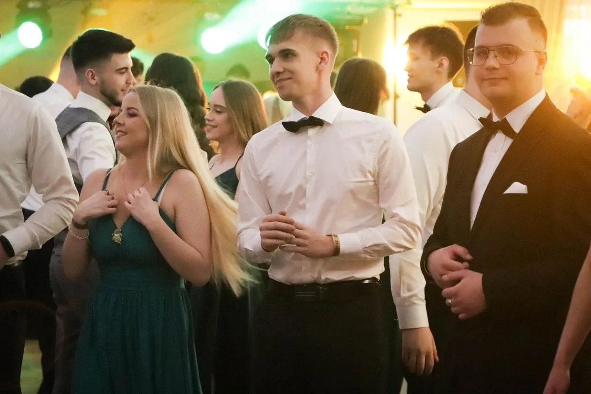 Maturzyści "Rubinka" bawią się na balu w Maciejowej Chacie (zdjęcia, wideo)