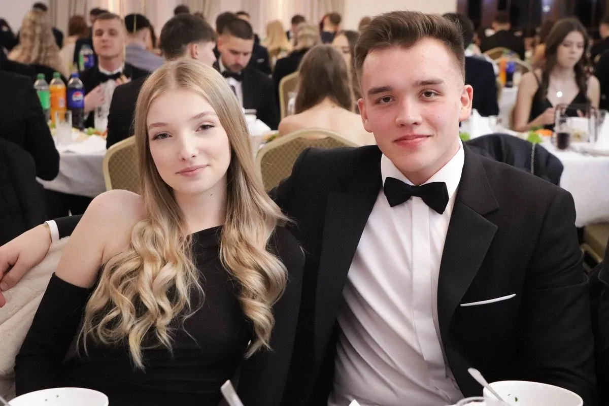 Maturzyści "Rubinka" bawią się na balu w Maciejowej Chacie (zdjęcia, wideo)