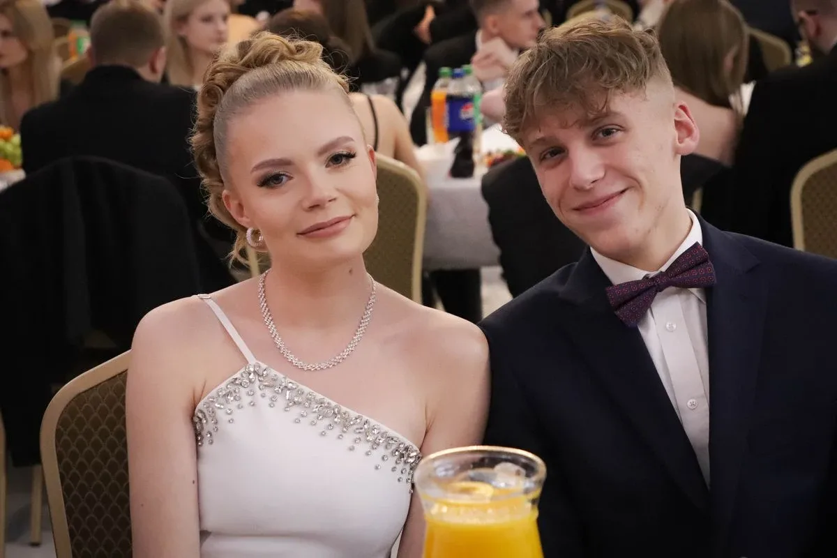 Maturzyści "Rubinka" bawią się na balu w Maciejowej Chacie (zdjęcia, wideo)