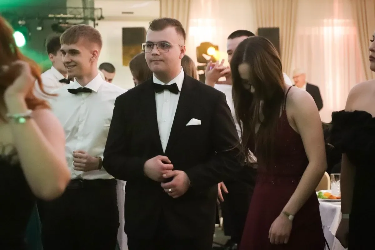 Maturzyści "Rubinka" bawią się na balu w Maciejowej Chacie (zdjęcia, wideo)