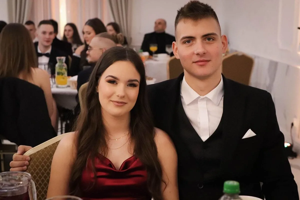 Maturzyści "Rubinka" bawią się na balu w Maciejowej Chacie (zdjęcia, wideo)