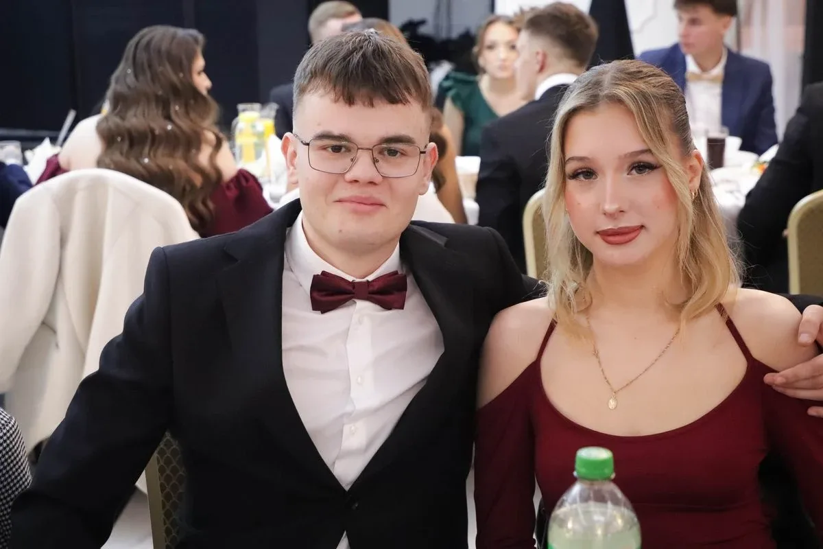 Maturzyści "Rubinka" bawią się na balu w Maciejowej Chacie (zdjęcia, wideo)