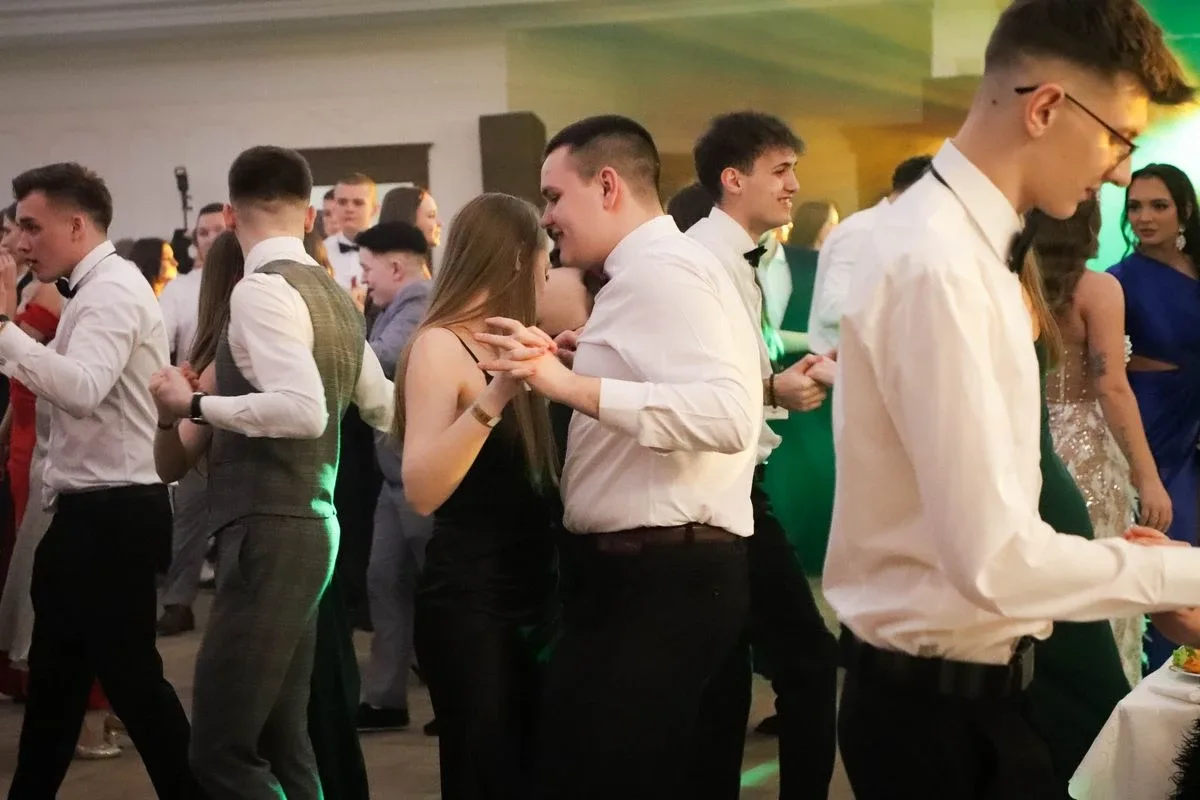 Maturzyści "Rubinka" bawią się na balu w Maciejowej Chacie (zdjęcia, wideo)