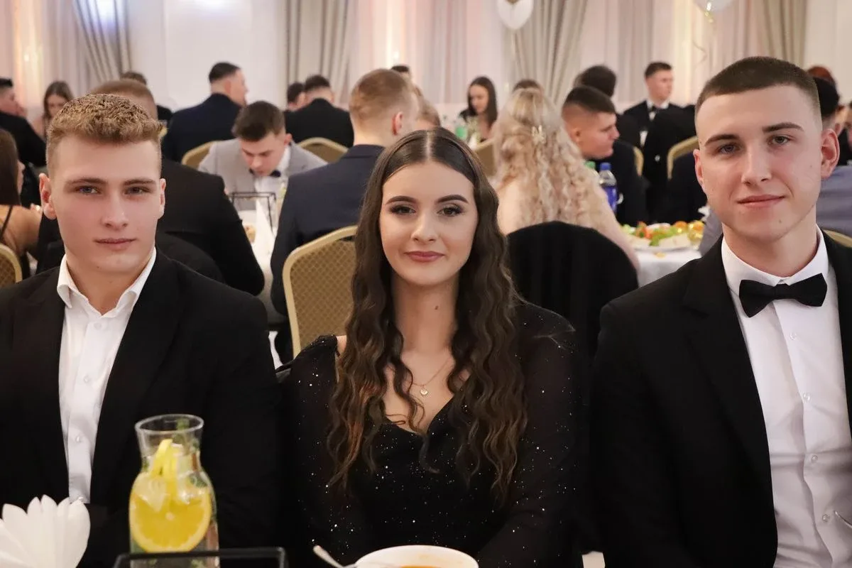 Maturzyści "Rubinka" bawią się na balu w Maciejowej Chacie (zdjęcia, wideo)